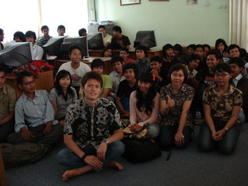 Ariさんの友人がいるとのことでUdayana University　を訪問しました。なぜか京都の学生生活について発表させられる羽目に。